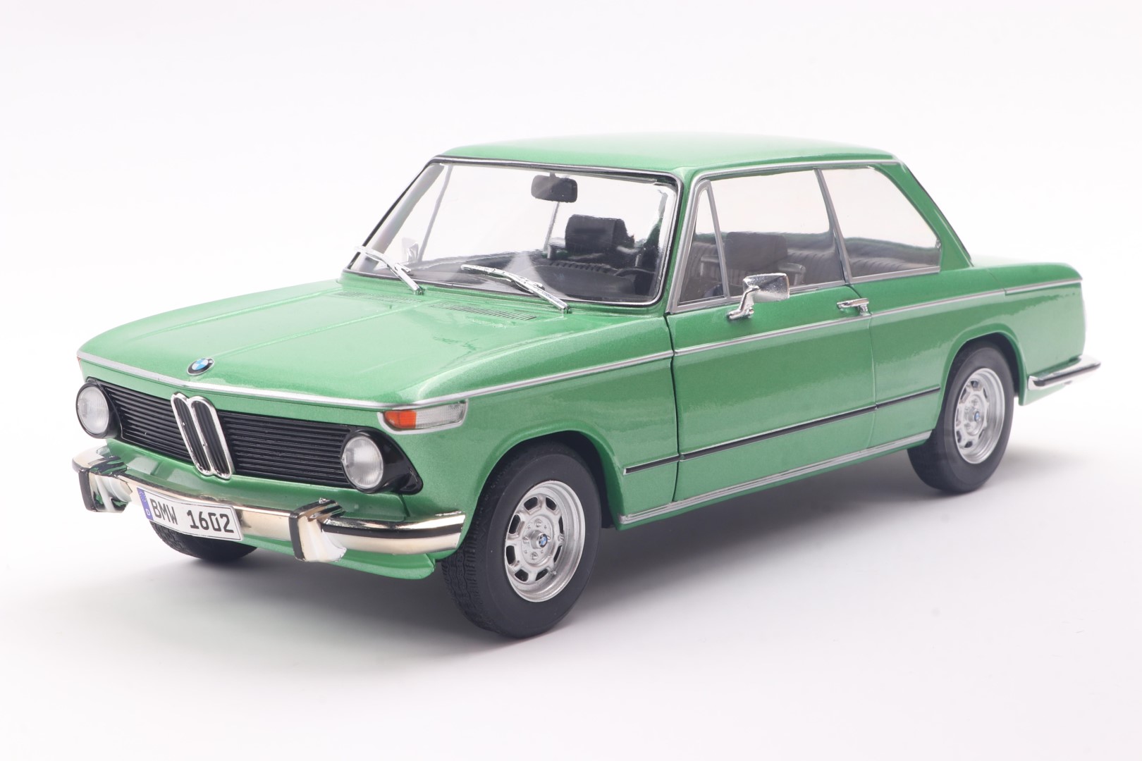 1:18 BMW 1602 TAIGA 1971 GREEN - SOLIDO - S1808604